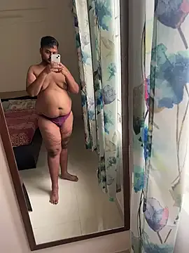 zui_lu – webcam model profile photo Image 4