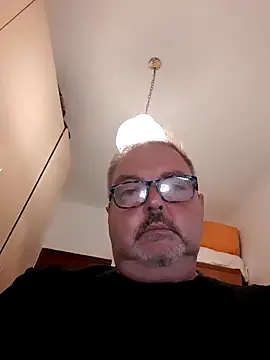 – webcam model profile photo Image 18