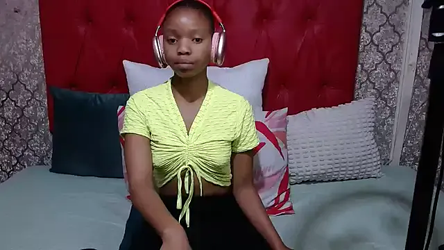 roouse – webcam model profile photo Image 19