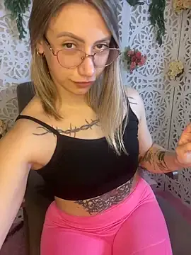 roouse – webcam model profile photo Image 12