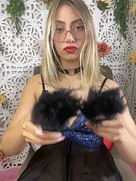 roouse – webcam model profile photo Image 5