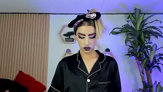 Awesomelusty – webcam model profile photo Image 10