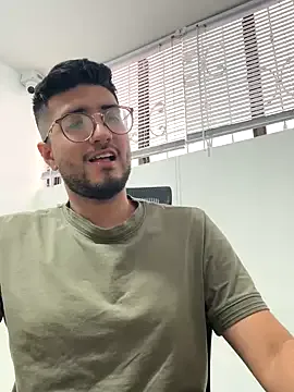 roouse – webcam model profile photo Image 4