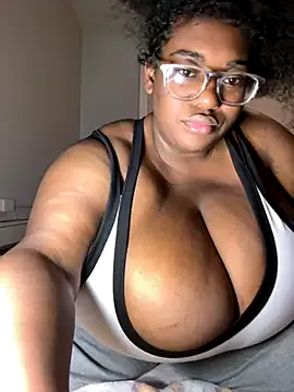 Musae – webcam model profile photo Image 4