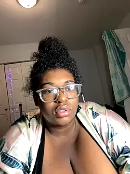Musae – webcam model profile photo Image 6