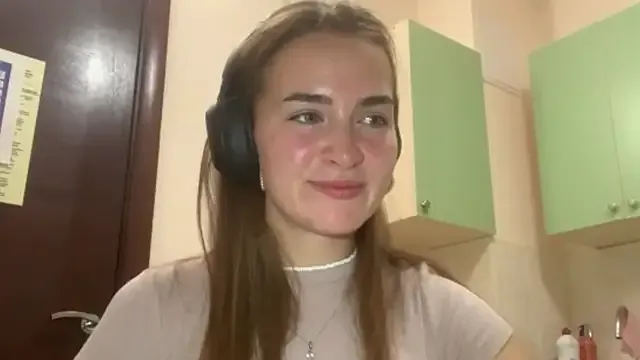 MartinaSimeone – webcam model profile photo Image 3