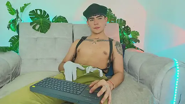 Fizozoo – webcam model profile photo Image 11