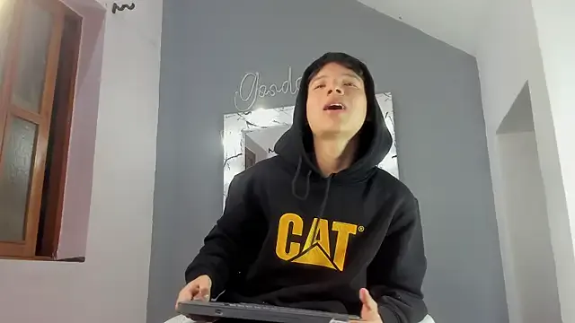 max04 – webcam model profile photo Image 8