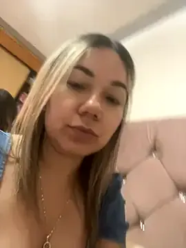 roouse – webcam model profile photo Image 10