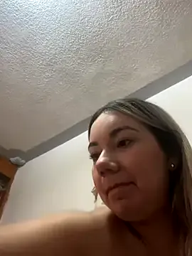 roouse – webcam model profile photo Image 4