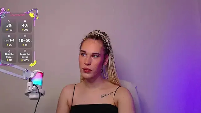 roouse – webcam model profile photo Image 3