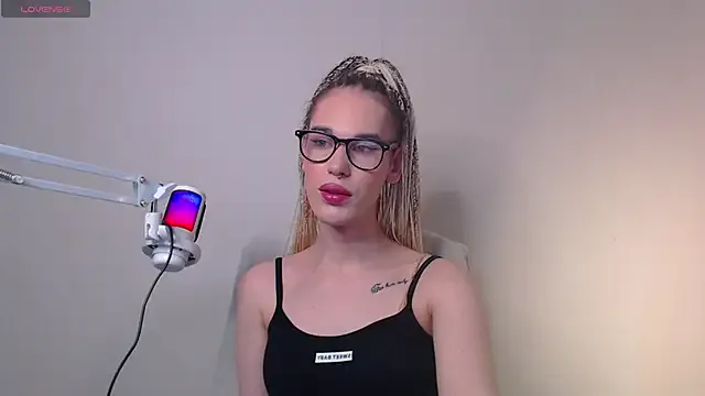 roouse – webcam model profile photo Image 6