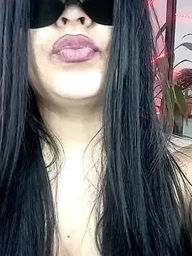 LunaWinks – webcam model profile photo Image 2