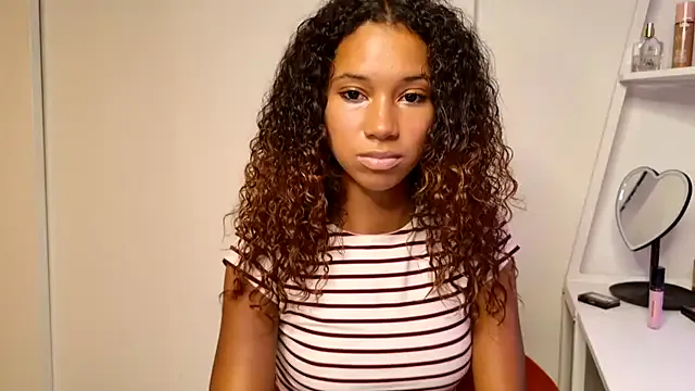 Yui-Ch – webcam model profile photo Image 11