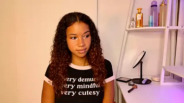 Yui-Ch – webcam model profile photo Image 12