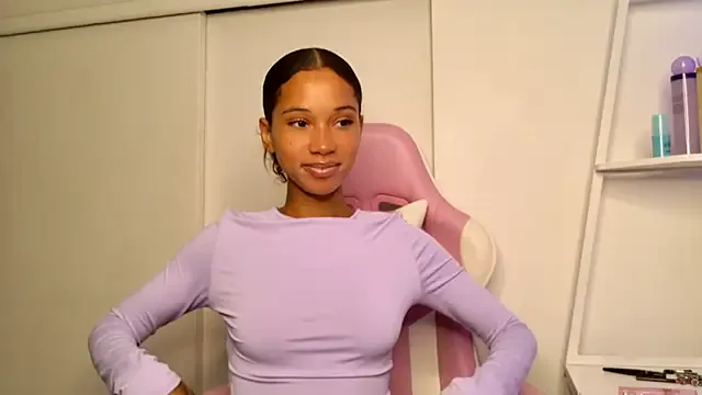 Yui-Ch – webcam model profile photo Image 16