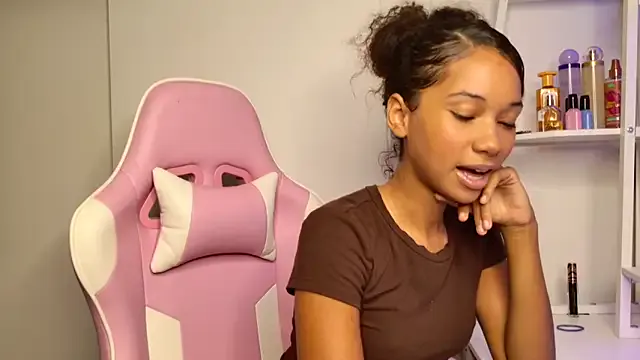 Yui-Ch – webcam model profile photo Image 19