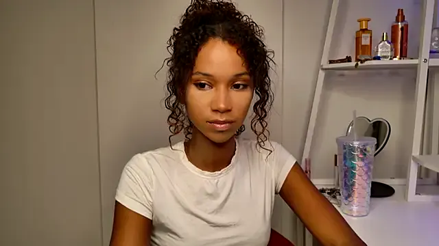 Yui-Ch – webcam model profile photo Image 7