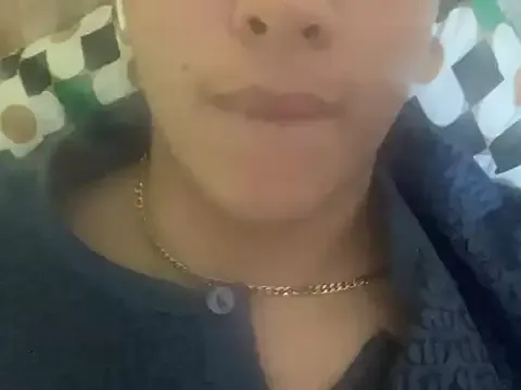 roouse – webcam model profile photo Image 2