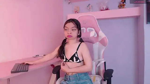 AlizeeBlair – webcam model profile photo Image 19