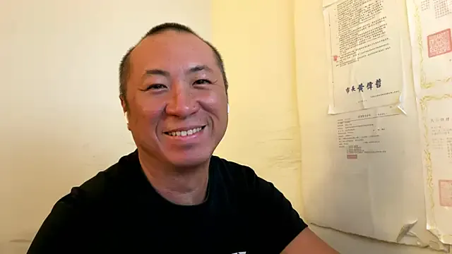 roouse – webcam model profile photo Image 10