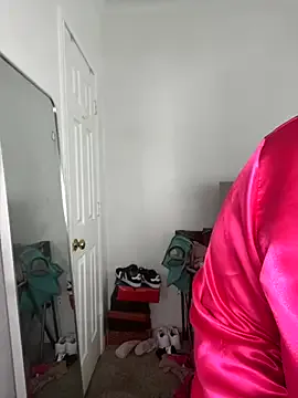 roouse – webcam model profile photo Image 3