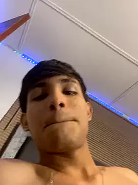 Mikev – webcam model profile photo Image 8