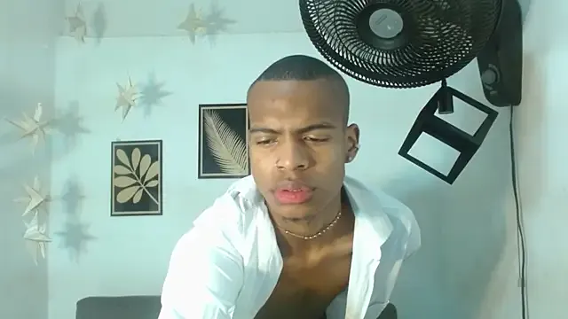 roouse – webcam model profile photo Image 7