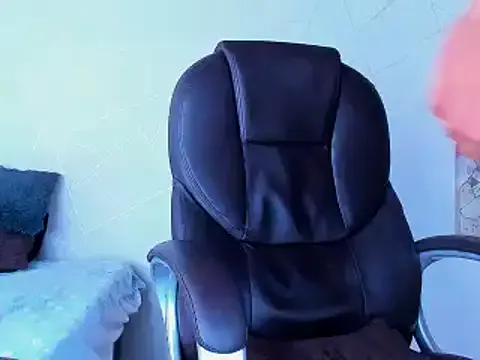 roouse – webcam model profile photo Image 7