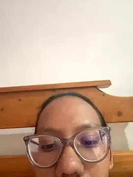 LT-333 – webcam model profile photo Image 12