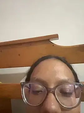 LT-333 – webcam model profile photo Image 15