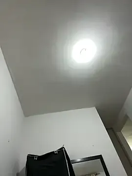 LT-333 – webcam model profile photo Image 18