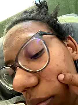 LT-333 – webcam model profile photo Image 19