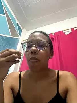 LT-333 – webcam model profile photo Image 2