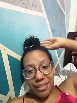 LT-333 – webcam model profile photo Image 6