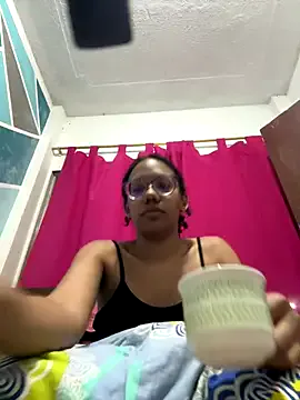 LT-333 – webcam model profile photo Image 7