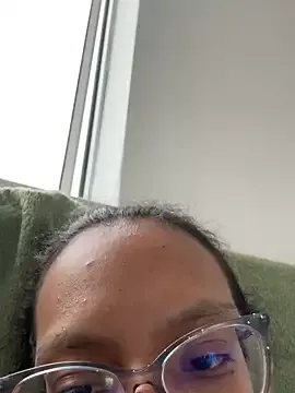 LT-333 – webcam model profile photo Image 8