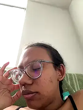 LT-333 – webcam model profile photo Image 9