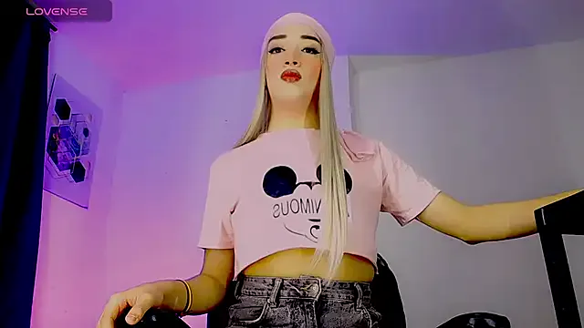 NikaVarga – webcam model profile photo Image 1