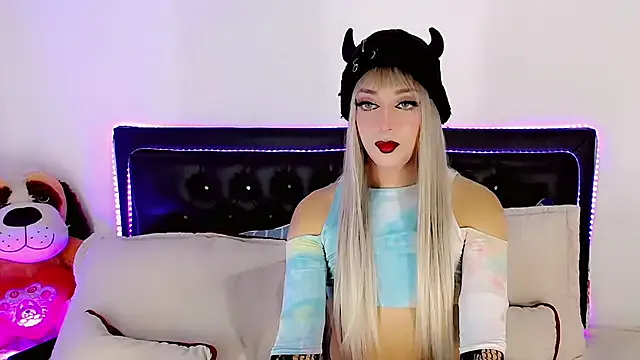 NikaVarga – webcam model profile photo Image 4