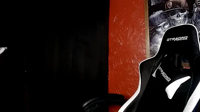 roouse – webcam model profile photo Image 2