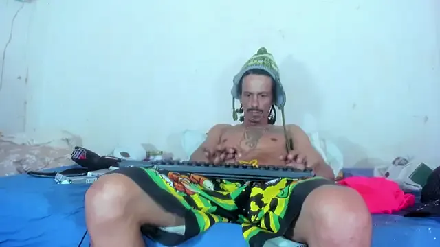 LT-333 – webcam model profile photo Image 12