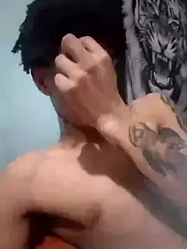 zui_lu – webcam model profile photo Image 15