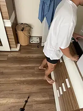 roouse – webcam model profile photo Image 7