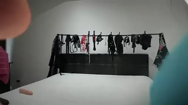 C-4bomb – webcam model profile photo Image 2