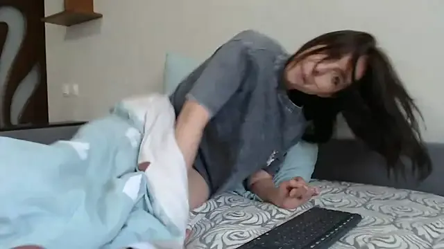 roouse – webcam model profile photo Image 2