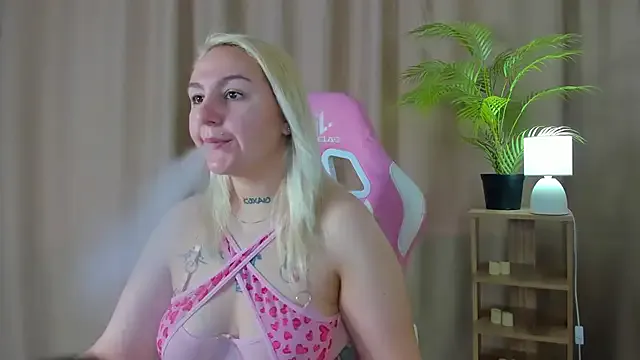 roouse – webcam model profile photo Image 4