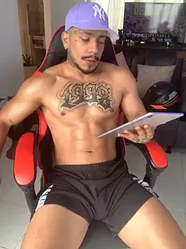 roouse – webcam model profile photo Image 10