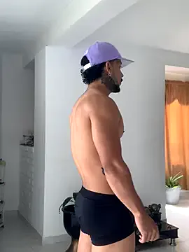 roouse – webcam model profile photo Image 4