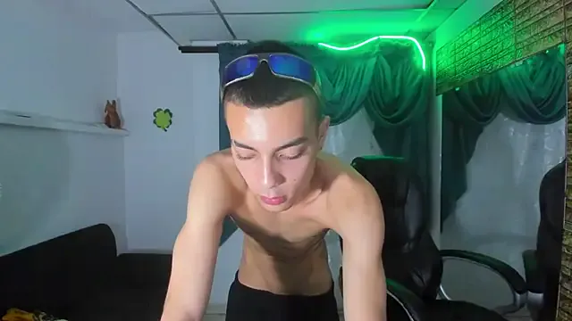 roouse – webcam model profile photo Image 13